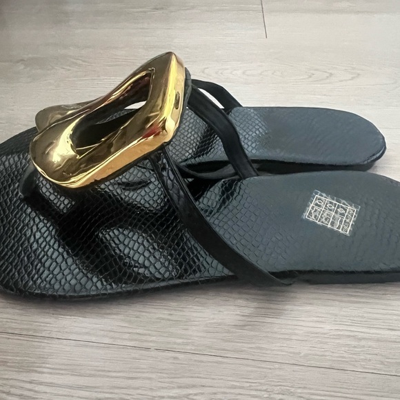 Elegant Black and Gold Women's Sandals - Picture 5 of 5